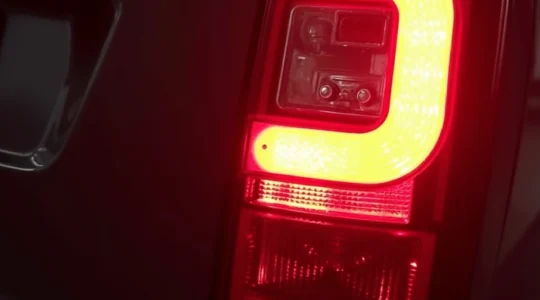 changer-l-ampoule-de-la-plaque-immatriculation-d-un-berlingo-mode-d-emploi